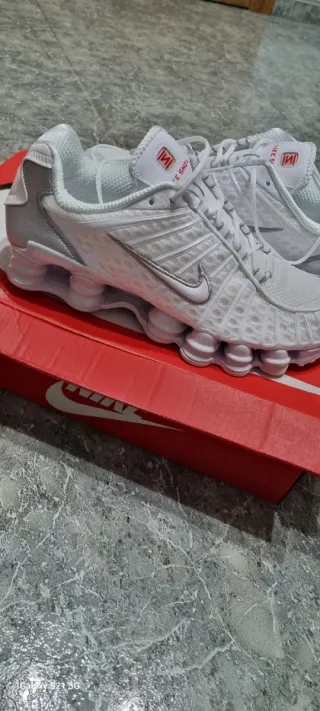 Nike Shox Deportivas Blancas y Plateadas