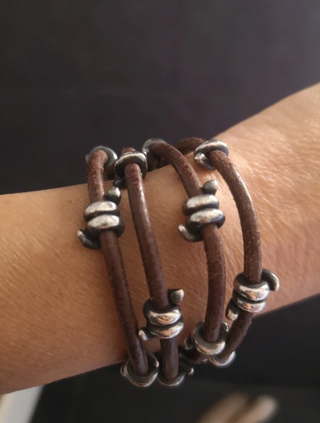 Pulsera Uno de 50 cuero nudos plata