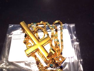 CRUZ Y CADENA BAÑADA EN ORO 18 KILATES.