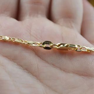 CRUZ Y CADENA BAÑADA EN ORO 18 KILATES.