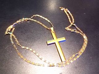CRUZ Y CADENA BAÑADA EN ORO 18 KILATES.