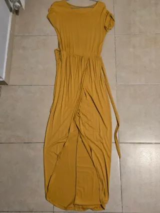 Vestido largo amarillo con abertura