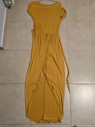 Vestido largo amarillo con abertura