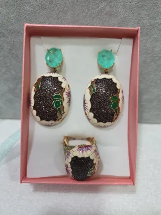 Set di gioielli con orecchini e anello in oro, verde e viola