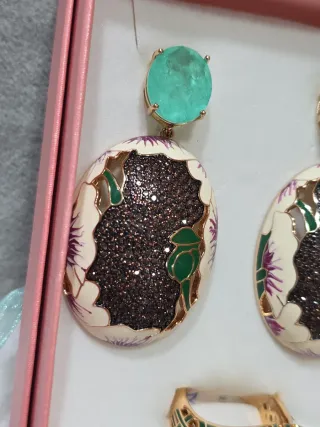 Set di gioielli con orecchini e anello in oro, verde e viola