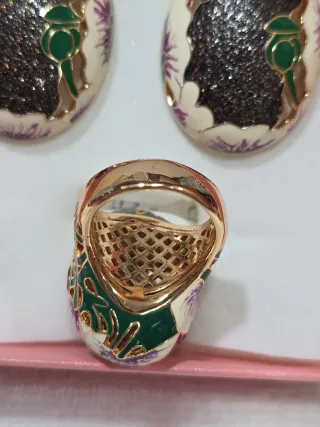 Set di gioielli con orecchini e anello in oro, verde e viola