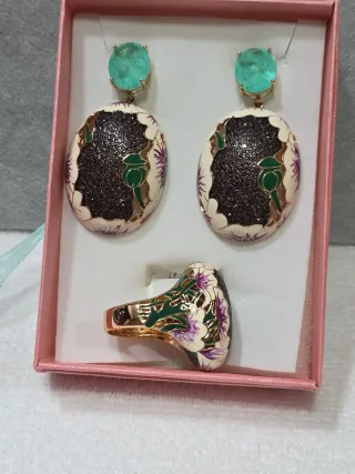 Set di gioielli con orecchini e anello in oro, verde e viola