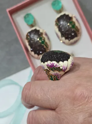 Set di gioielli con orecchini e anello in oro, verde e viola