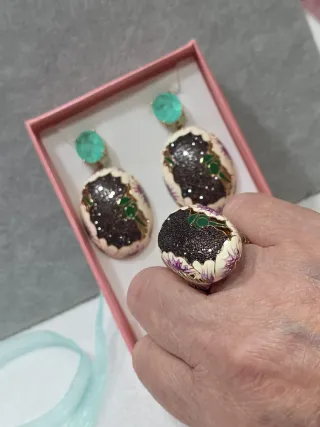 Set di gioielli con orecchini e anello in oro, verde e viola