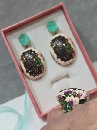 Set di gioielli con orecchini e anello in oro, verde e viola