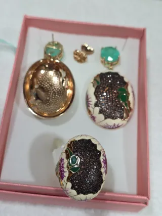 Set di gioielli con orecchini e anello in oro, verde e viola