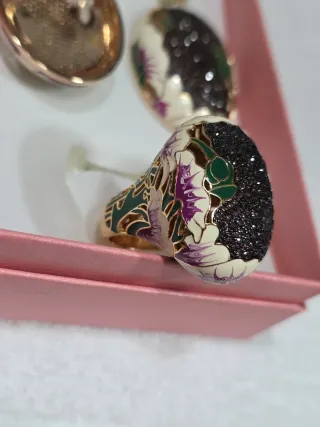 Set di gioielli con orecchini e anello in oro, verde e viola