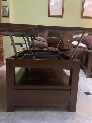 Mesa de madera elevable con compartimentos dentro