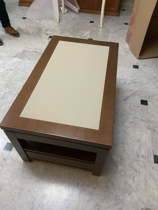 Mesa de madera elevable con compartimentos dentro