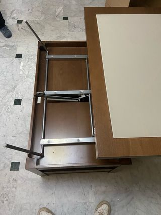 Mesa de madera elevable con compartimentos dentro