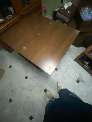 Mesa de madera elevable con compartimentos dentro