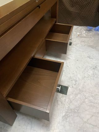 Mesa de madera elevable con compartimentos dentro