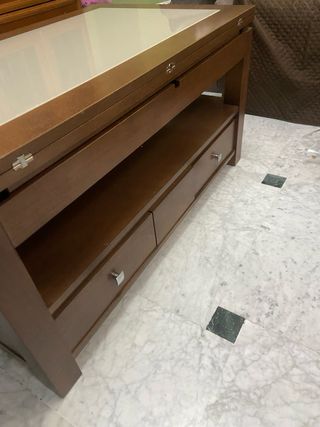 Mesa de madera elevable con compartimentos dentro