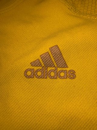 Camiseta deportiva Adidas amarilla y azul