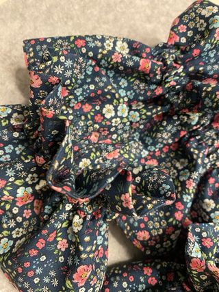 Cuello y puños falsos florales