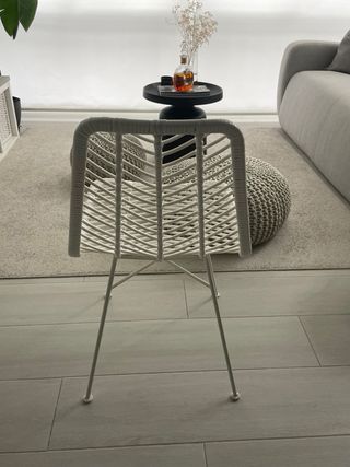 3 Sillas de comedor blancas de metal y mimbre