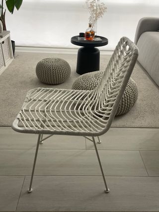 3 Sillas de comedor blancas de metal y mimbre