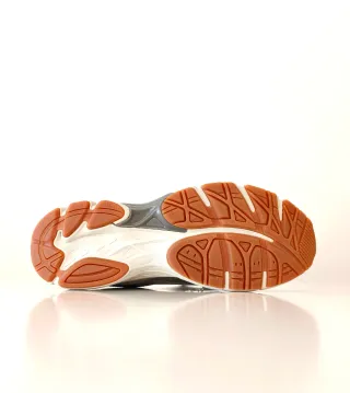 Zapatillas El Ganso grises y blancas