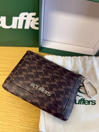 Cartera Scuffers Monograma Marrón con Llavero
