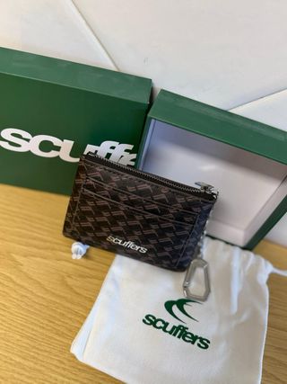Cartera Scuffers Monograma Marrón con Llavero