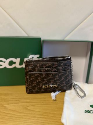 Cartera Scuffers Monograma Marrón con Llavero
