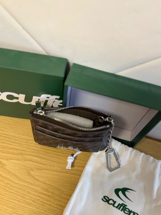 Cartera Scuffers Monograma Marrón con Llavero