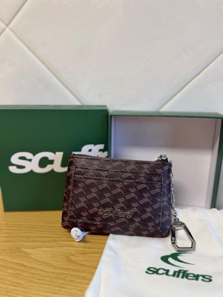 Cartera Scuffers Monograma Marrón con Llavero