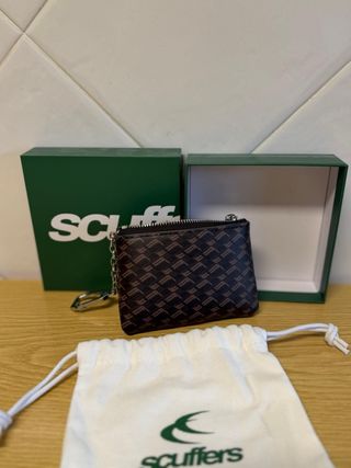 Cartera Scuffers Monograma Marrón con Llavero