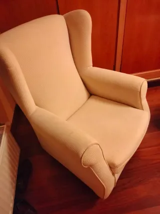 Sillón orejero beige tela