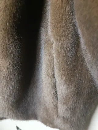 Abrigo efecto pelo Zara