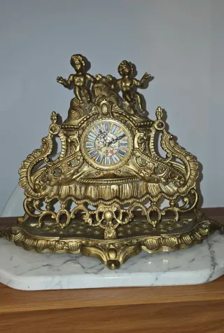 Reloj de sobremesa antiguo de bronce, funciona