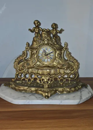 Reloj de sobremesa antiguo de bronce, funciona