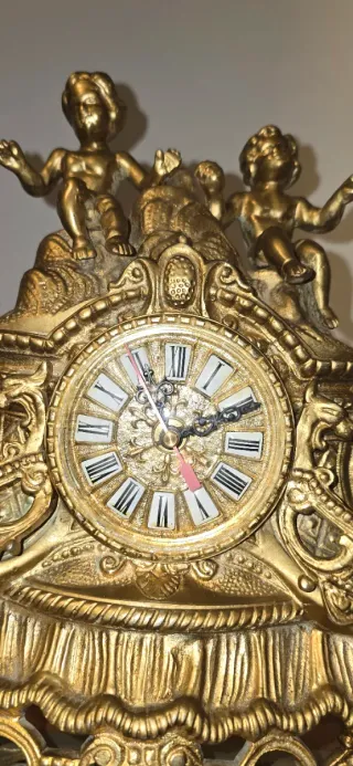 Reloj de sobremesa antiguo de bronce, funciona