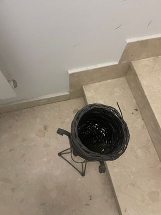 Jarrón de metal y mimbre negro