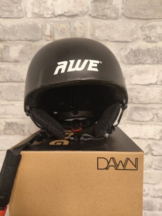 Casco de skate negro con diseño