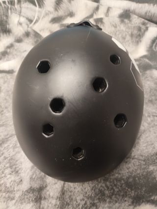 Casco de skate negro con diseño