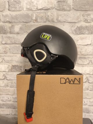 Casco de skate negro con diseño