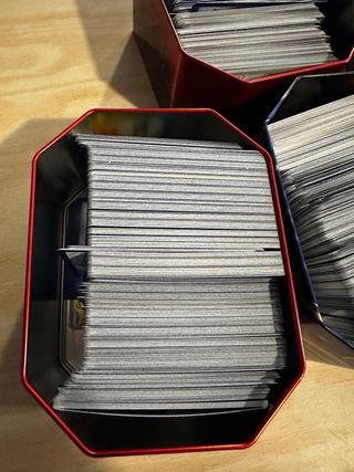 Lote de cartas Pokémon en latas