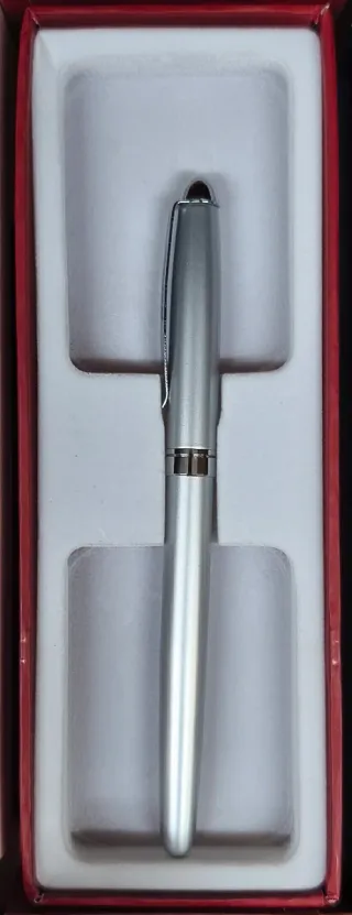 Pluma estilográfica plateada