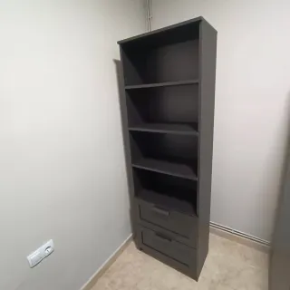 Librería negra con cajones