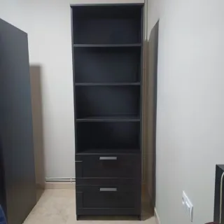 Librería negra con cajones