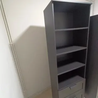 Librería negra con cajones