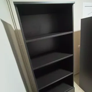 Librería negra con cajones