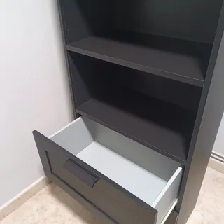 Librería negra con cajones