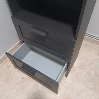 Librería negra con cajones